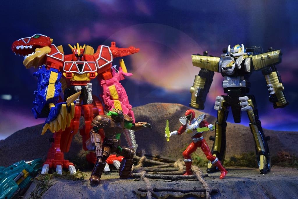 nycc2015-Power_Rangers_Dino_Charge12