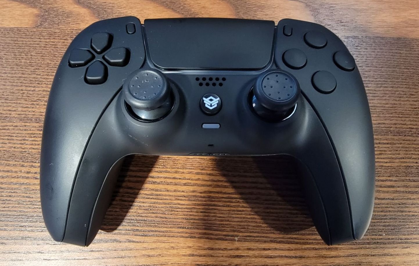 The front of the HexGaming Hex Rival PS5 controller 