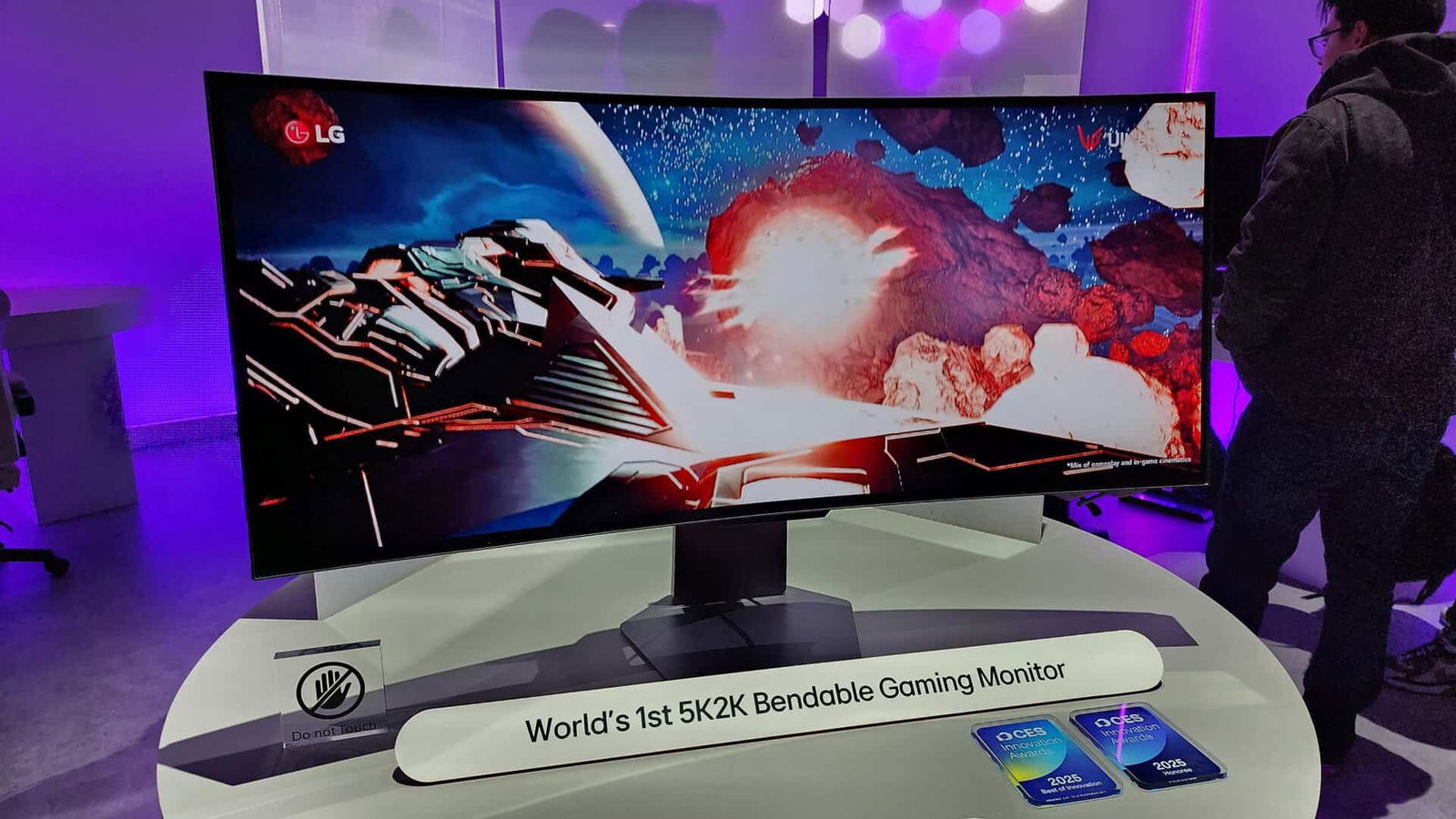 CES 2025 LG Unveils GameChanging 5K Bendable OLED Monitor